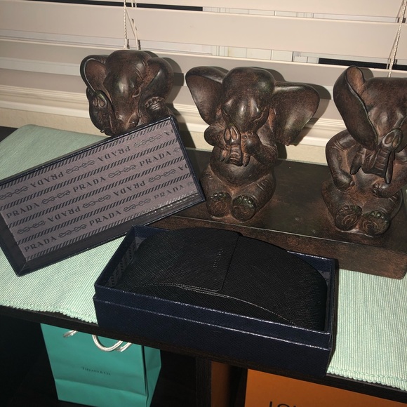 Prada sunglasses comes as it was purchased - Picture 3 of 8